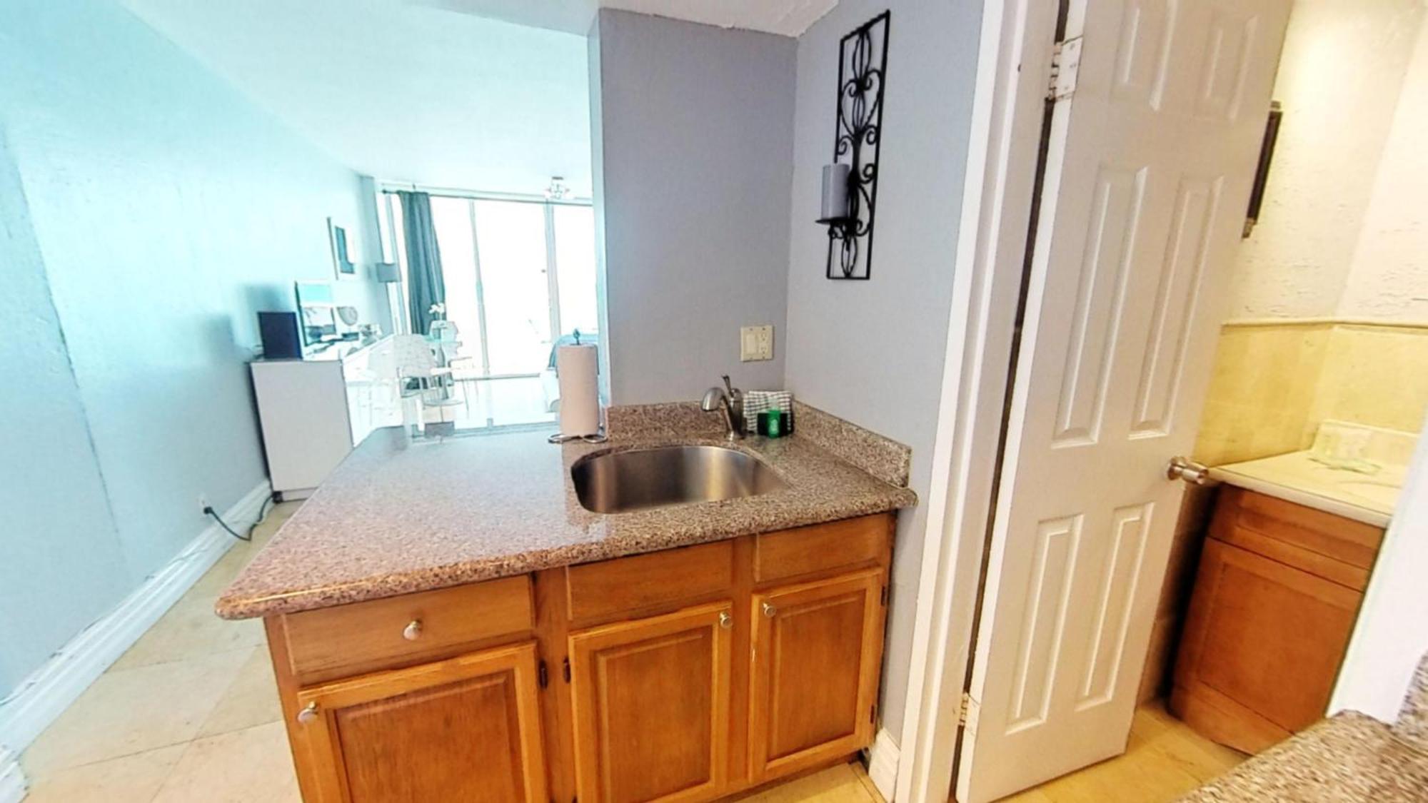 Castle 828 Oceanfront View With Balcony, Pool, Tennis, Beach Access And Free Parking! 마이애미 비치 외부 사진