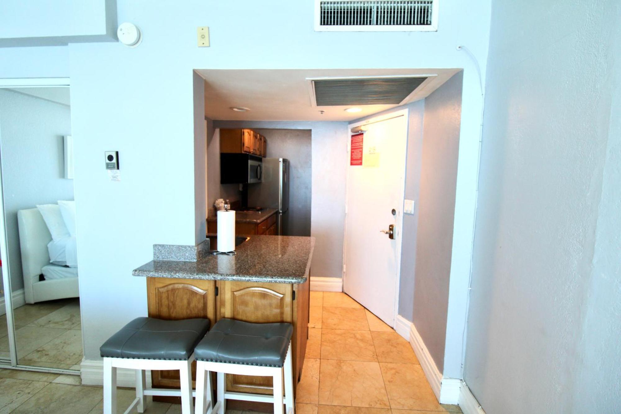 Castle 828 Oceanfront View With Balcony, Pool, Tennis, Beach Access And Free Parking! 마이애미 비치 외부 사진