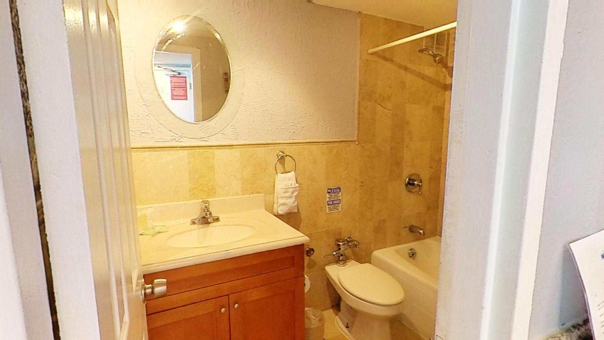Castle 828 Oceanfront View With Balcony, Pool, Tennis, Beach Access And Free Parking! 마이애미 비치 객실 사진